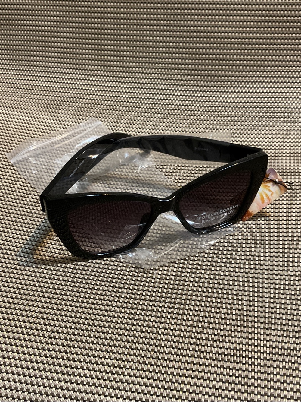 Black Women's Cat-Eye Sunglasses - Classic UV Protection